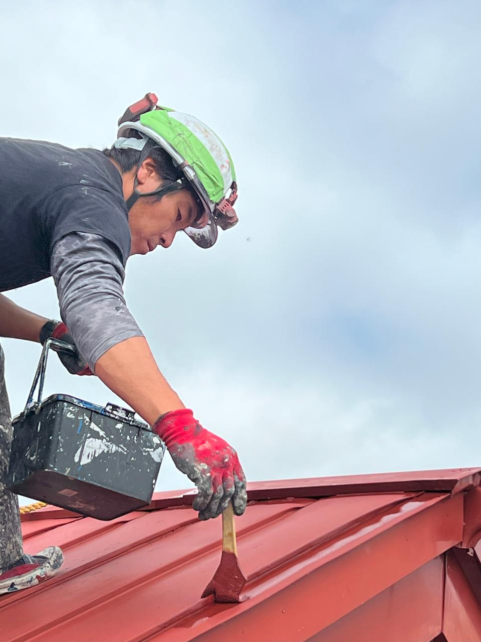 屋根の塗装作業👷